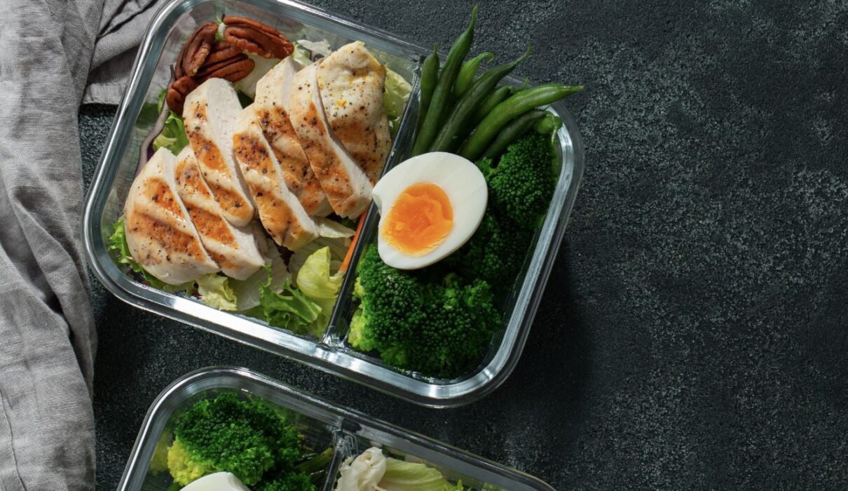Image of a healthy meal preparation in a glass container ready to eat