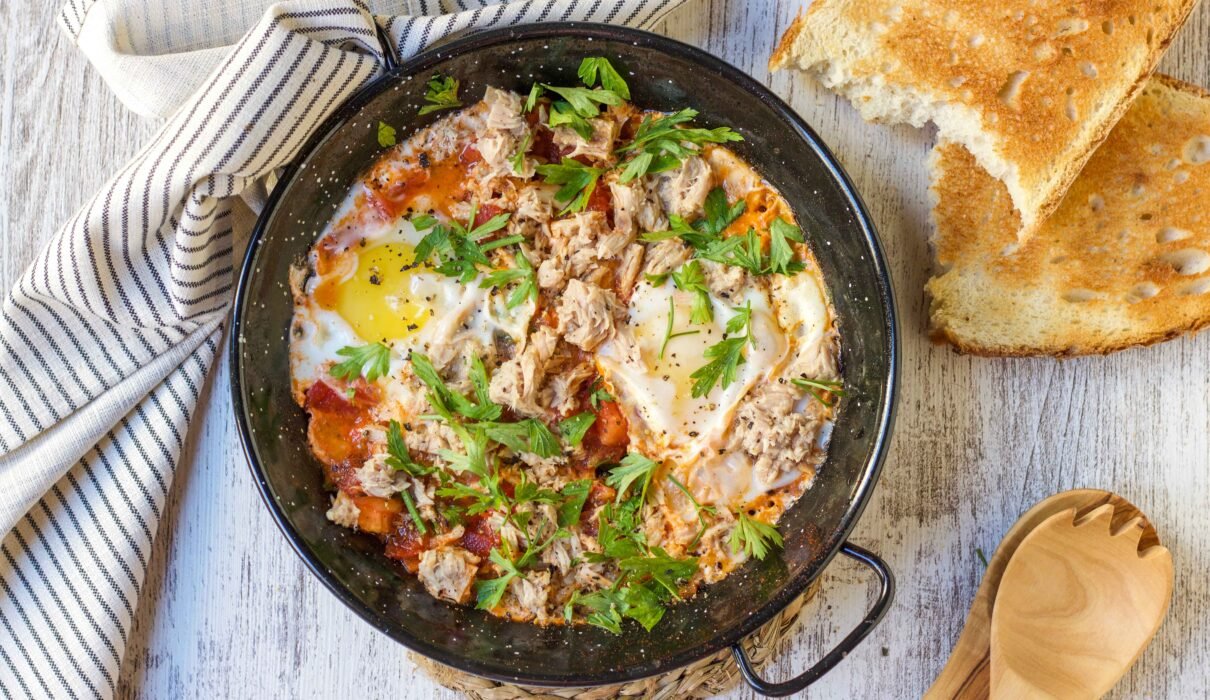 Egg fried on tomato with tuna