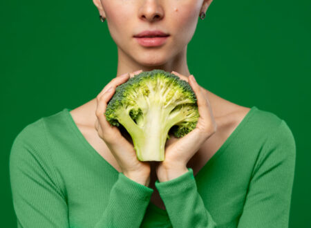 portrait-woman-posing-with-broccoli