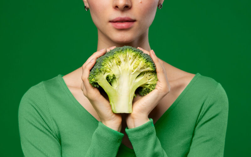 portrait-woman-posing-with-broccoli